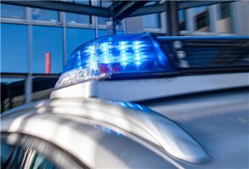ARCHIV - Ein Blaulicht leuchtet auf dem Dach eines Polizeiwagens. Foto: David Inderlied/dpa/Symbolbild