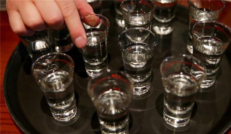 Ein 40 Jahre alter Bremerhavener hat am Sonnabend zu tief ins Glas geschaut und sich mitten auf die Fahrbahn der Schillerstraße gelegt. 