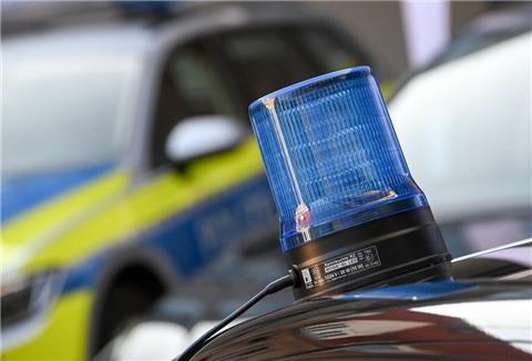  Ein Blaulicht ist auf dem Dach eines Einsatzfahrzeuges der Polizei 