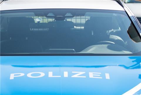 Ein 43-Jähriger hat vor einer Fahrerflucht einen Sachschaden von 2.000 Euro verursacht.