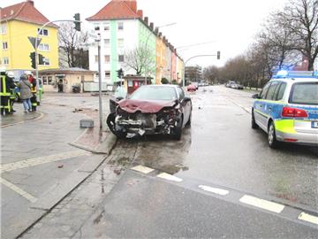 Ein 45 Jahre alter Mann ist betrunken über die Pestalozzistraße gefahren - und hat prompt einen Unfall verursacht.