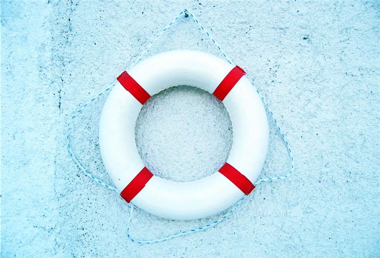Ein 50-jähriger Mann ist am Freitagabend im Landkreis Stade beinahe in der Elbe ertrunken. Spaziergänger konnten ihn aus dem Wasser retten und reanimieren.
