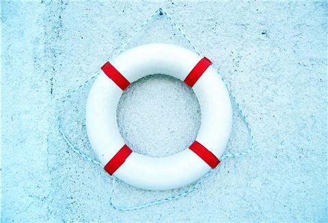 Ein 50-jähriger Mann ist am Freitagabend im Landkreis Stade beinahe in der Elbe ertrunken. Spaziergänger konnten ihn aus dem Wasser retten und reanimieren.