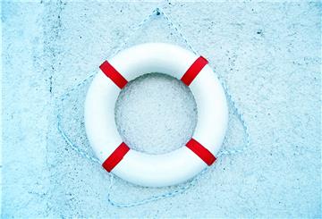 Ein 50-jähriger Mann ist am Freitagabend im Landkreis Stade beinahe in der Elbe ertrunken. Spaziergänger konnten ihn aus dem Wasser retten und reanimieren.