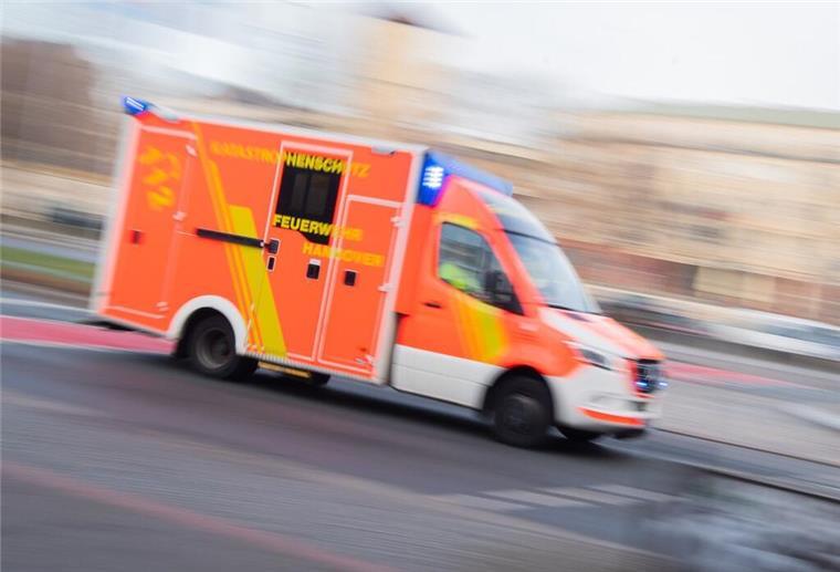 Tödlicher Arbeitsunfall in Elsdorf: 50-Jähriger stürzt aus großer Höhe Ein Rettungswagen fährt mit Blaulicht zu einem Einsatz.