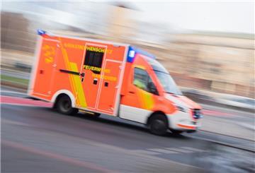  Ein Rettungswagen fährt mit Blaulicht zu einem Einsatz. 
