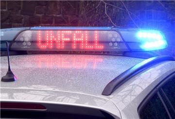 Die Leuchtschrift "Unfall" auf dem Dach eines Polizeiwagens.