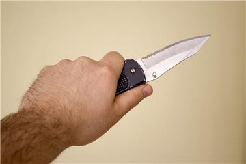 Ein 54-jähriger Mann ist an seinem Geburtstag mit einem Messer verletzt worden. 