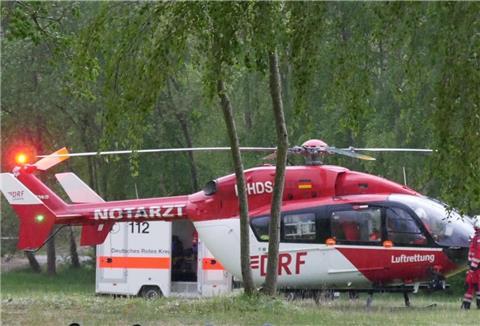 Ein 56-jähriger Taucher aus Goslar wurde am Hemmoorer Kreidesee vom DRK-Rettungsdienst an den Rettungshubschrauber übergeben.
