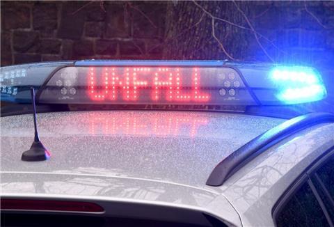  Die Leuchtschrift "Unfall" auf dem Dach eines Polizeiwagens. 