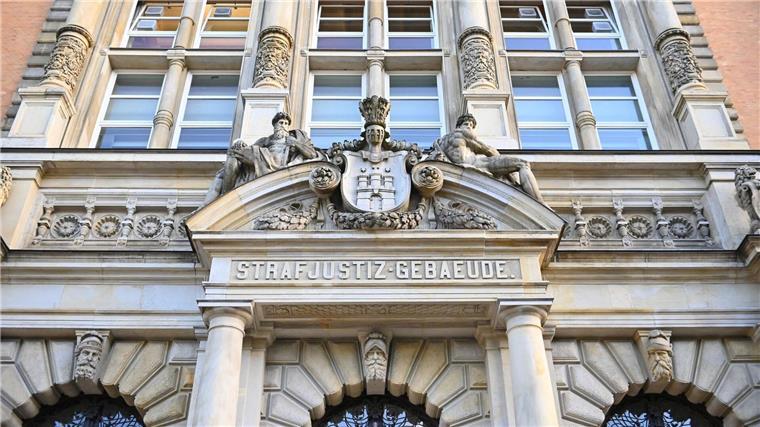 58-Jähriger muss zwei Jahre in Haft wegen PKK-Mitgliedschaft Ein 58-Jähriger ist vor dem Landgericht Hamburg zu einer zweijährigen Haftstrafe wegen Mitgliedschaft in einer terroristischen Vereinigung verurteilt worden.