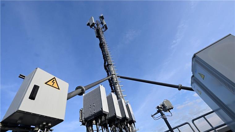 Ein 5G-Mobilfunk-Mast von Vodafone steht auf einem Hochhaus.