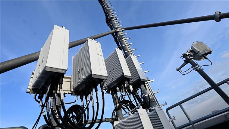 Ausbau der Handynetze: 5G-Abdeckung bei 89 Prozent Ein 5G-Mobilfunkmast auf einem Hochhaus in Düsseldorf.