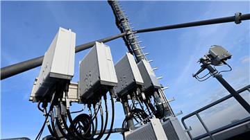 Ein 5G-Mobilfunkmast auf einem Hochhaus in Düsseldorf.