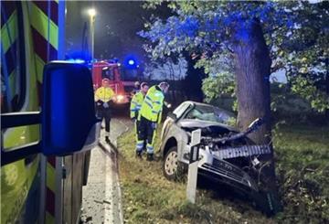 Unfallauto an einem Baum. Ein 67-Jähriger prallte auf der L128 bei Geestenseth gegen einen Baum und starb. Foto: Polizei