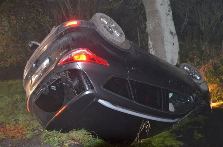 Ein 75-jähriger Autofahrer drohte in seinem Wagen zu ertrinken, da dieser kopfüber in einem Wassergraben lag. 
