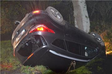 Ein 75-jähriger Autofahrer drohte in seinem Wagen zu ertrinken, da dieser kopfüber in einem Wassergraben lag. 