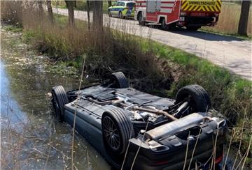 Ein 76-jähriger Mann ist am Sonntag mit seinem Mercedes in einen Graben gerutscht. Er und seine Beifahrerin blieben unverletzt.
