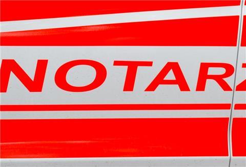 Der Schriftzug „Notarzt“ ist auf einem Einsatzfahrzeug in Münster (Nordrhein-Westfalen) zu lesen. 
