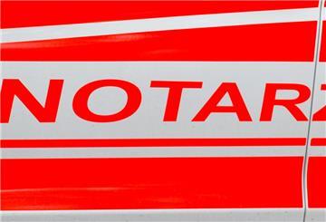 Der Schriftzug „Notarzt“ ist auf einem Einsatzfahrzeug in Münster (Nordrhein-Westfalen) zu lesen. 