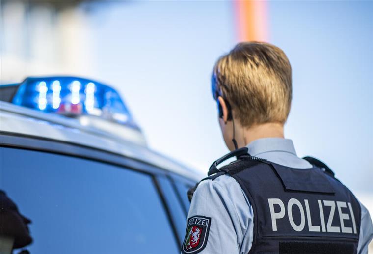 Festnahme in Bremen: Täter hat 83-Jährigen eingesperrt und misshandelt Eine Polizistin steht vor einem Streifenwagen, dessen Blaulicht leuchtet.