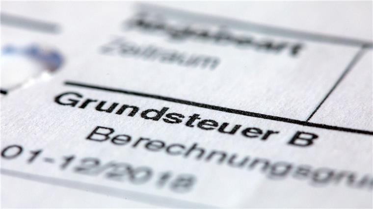 Rund 250.000 Grundsteuererklärungen fehlen noch Ein Abgabenbescheid für die Entrichtung der Grundsteuer liegt auf einem Schreibtisch.