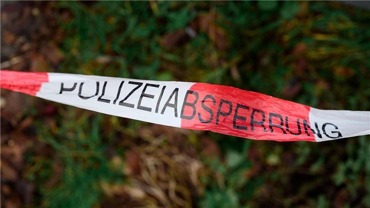 18-Jährige bei Verkehrsunfall lebensgefährlich verletzt Ein Absperrband der Polizei.