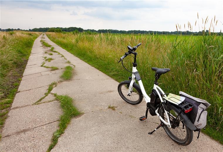 Auf dem Fahrrad durchs Cuxland Ein Abstecher auf den Seedeich bei Wremen ist bei der Cuxland-Radtour „De Wusten“ Pflicht.