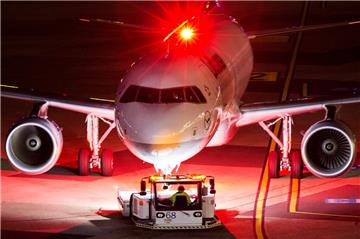 Ein Airbus 320-200 der Fluggesellschaft Lufthansa wird auf dem Flughafen aus der Parkposition gedrückt. 