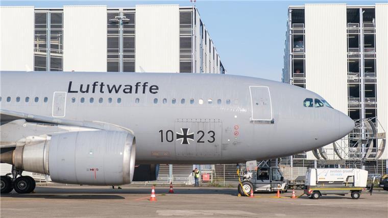 Ein Airbus steht am Flughafen Hannover.