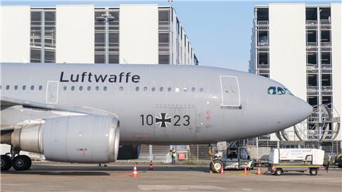 Ein Airbus steht am Flughafen Hannover.