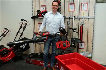 Ein Akku für viele Geräte: Ralf-Peter Matthies zeigt, wie viele verschiedene Gartengeräte mit demselben Akku betrieben werden können.