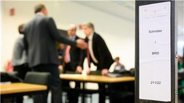 Ex-Kanzler Schröder kämpft vor Gericht um Büro und verliert Ein Aktenordner mit der Aufschrift „Schröder / BRD“ steht auf dem Tisch der Anwälte Schröders.