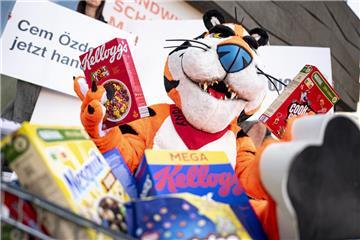 Ein Aktivist in einem Tiger Kostüm sitzt auf einer Demonstration zum "Kinder-Überzuckerungstag" von foodwatch vor dem Landwirtschaftsministerium mit zwei Packungen Frühstücksflocken. 