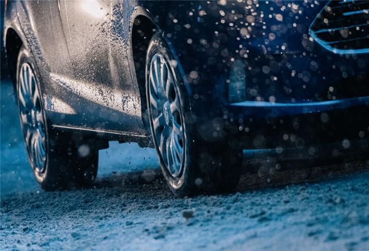 Mit Ganzjahresreifen lässt sich kaum Geld sparen Reifen auf nasser Fahrbahn