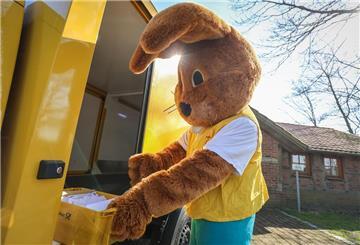 Ein als Hanni Hase verkleideter Mann holt Briefe für das Osterpostamt in Ostereistedt ab.
