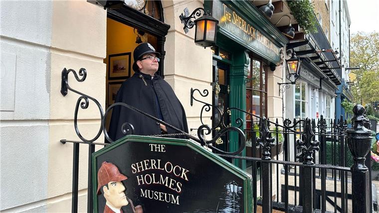 Unsterblicher Detektiv: 130 Jahre Sherlock Holmes Ein als Polizist verkleideter Mitarbeiter vor dem Sherlock-Holmes-Museum in London.