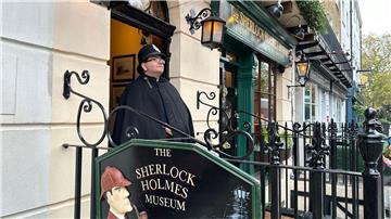 Unsterblicher Detektiv: 130 Jahre Sherlock Holmes  Ein als Polizist verkleideter Mitarbeiter vor dem Sherlock-Holmes-Museum in London.