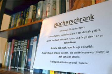 Ein altes Buffet dient in Breddorf jetzt als öffentlicher Bücherschrank. Der steht in einem Hofladen, der 24 Stunden am Tag geöffnet ist.
