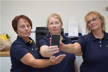 Ein altes Handy für eine ganze Praxis: Marina Maretzek (von links), Ilka Priebe und Kerstin Marquardt sind auf das private Smartphone der Hagener Ärztin angewiesen, weil es Probleme mit der Freischaltung des Anschlusses in der neuen Praxis gibt.