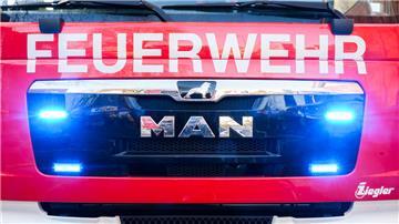 Altkleidercontainer in Flammen! Wer hat die Jugendlichen gesehen?