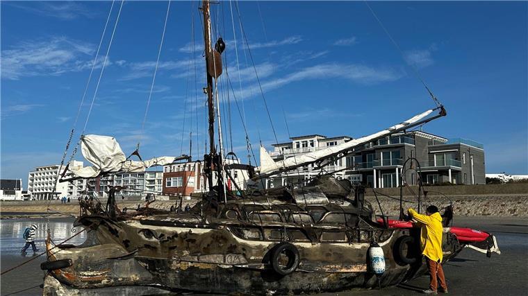 Ein am Weststrand der Insel Norderney gestrandetes Segelschiff.