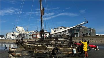 Ein am Weststrand der Insel Norderney gestrandetes Segelschiff.