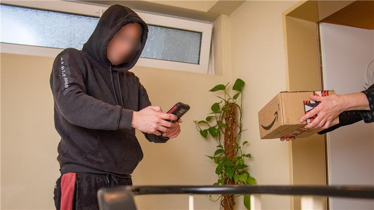 Ein Amazon-Fahrer stellt ein Paket in Speckenbüttel zu. Früher waren seine Tage vor allem am Black Friday und in der Vorweihnachtszeit lang. Heute sind zehn bis zwölf Stunden Arbeitszeit Standard.