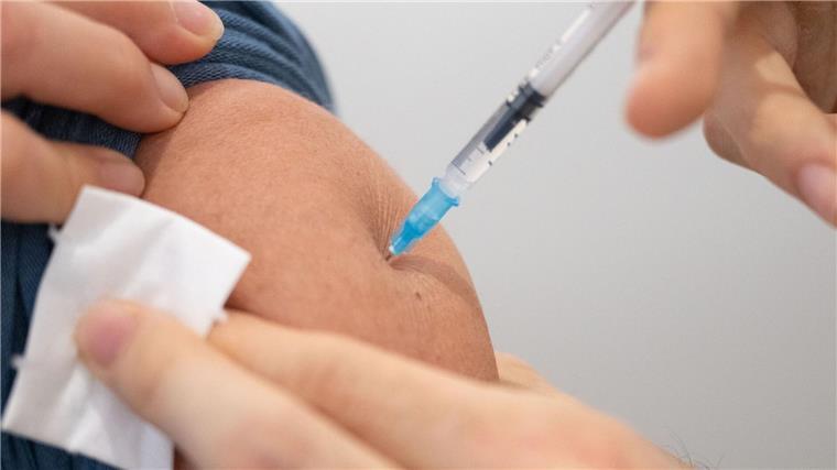 Angepasster Corona-Impfstoff ab 18. September erhältlich Ein an neue Varianten angepasster Corona-Impfstoff wird voraussichtlich ab dem 18. September in Arztpraxen und Apotheken erhältlich sein.