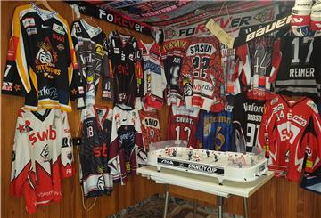 Ein Anbau voller Pinguins-Trikot und einem Eishockey-Tischkicker: In stilechtem Ambiente schauen Pinguins-Fans die Spiele der Mannschaft.