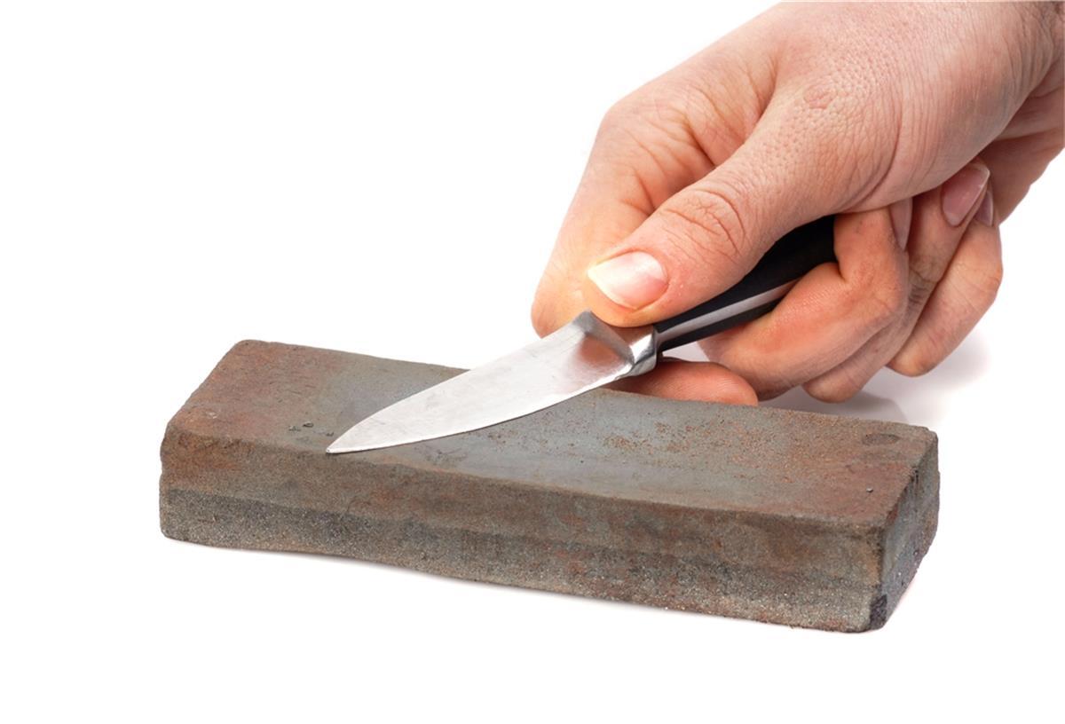Ein angeblicher Messerschleifer hat am Dienstag eine Frau in Ringstedt um 135 Euro betrogen. Er nahm Messer und Scheren von ihr mit, um sie angeblich zu schärfen. Diese Leistung erbrachte er aber nicht.