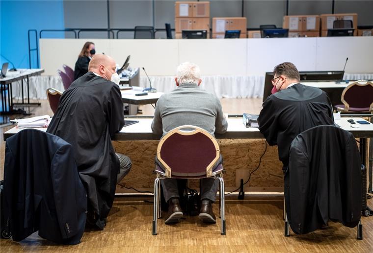 Ein Angeklagter (Mitte) sitzt im Gerichtssaal in der Weser-Ems-Halle auf einem Stuhl.