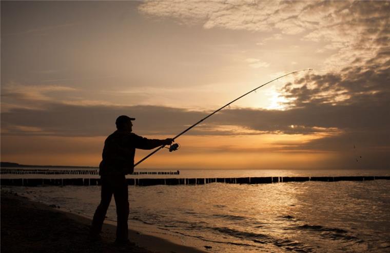 Angler zieht in Emden Handgranate aus dem Wasser Ein Angler hat in Emden eine Handgranate aus dem Wasser gezogen.