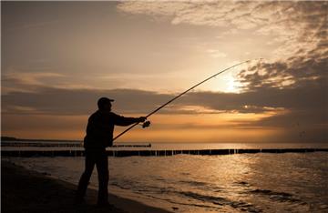 Ein Angler hat in Emden eine Handgranate aus dem Wasser gezogen. 